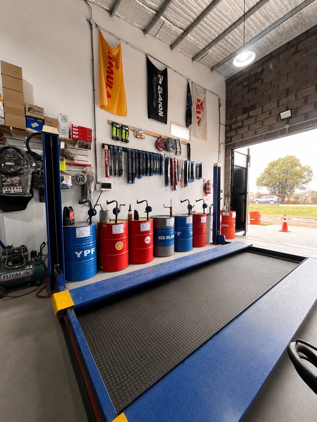 Interior del lubricentro con barriles de aceite Shell, YPF y Elaion