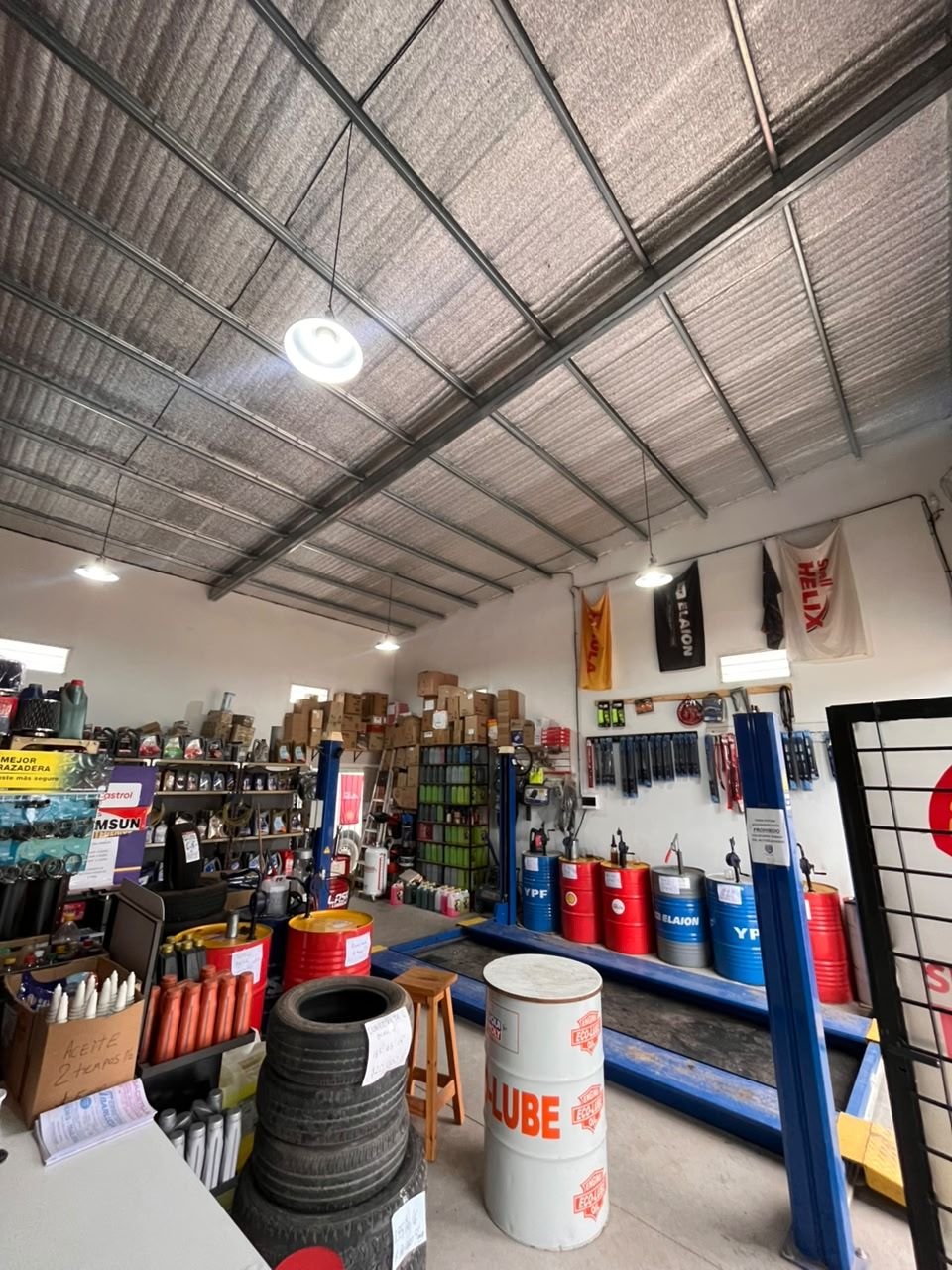 Salón de ventas con aceites, filtros y repuestos